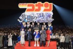 劇場版『名探偵コナン 隻眼の残像』SPファンミーティングイベント（後列左から）毛利小五郎（着ぐるみ）　、小山力也、高田裕司、速水奨、小清水亜美、毛利蘭（着ぐるみ）、（前列左から）山崎和佳奈、高山みなみ、江戸川コナン（着ぐるみ）　、山田孝之、山下美月