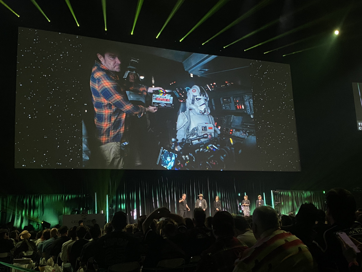 ペドロ・パスカル＆シガニー・ウィーバーが来日！　『マンダロリアン＆グローグー』パネルにサプライズ登場＜SWCJ2025＞