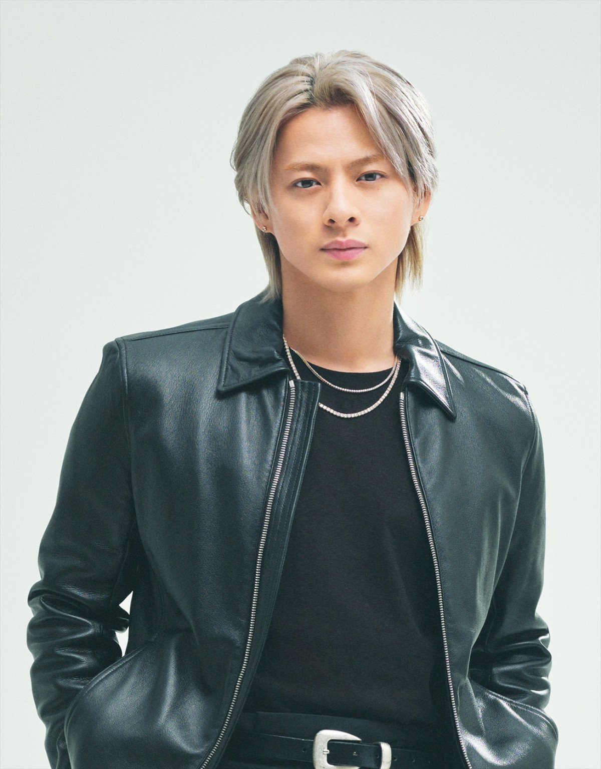 平野紫耀、「ムヒシリーズ」新CMでひまわり畑ではしゃぐ姿＆大ジャンプ披露！　岸優太とのドキドキエピソードも明かす