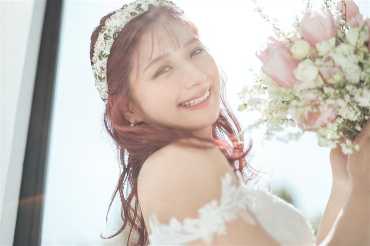 “原宿系インフルエンサー”しなこ、『ゼクシィ』で初の花嫁姿披露　理想の結婚式も語る