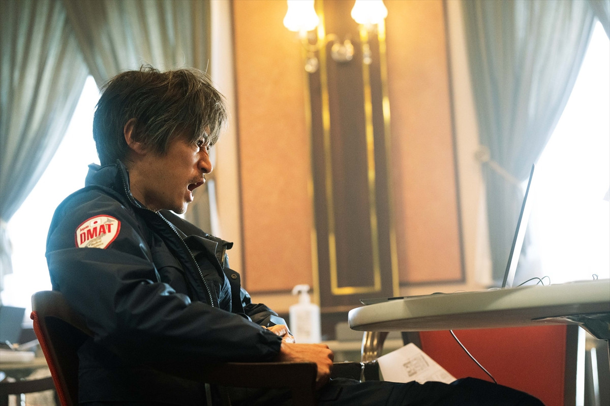 主演・小栗旬『フロントライン』あの時、誰一人あきらめなかった――事実に基づく感動ドラマを切り取る場面写真解禁