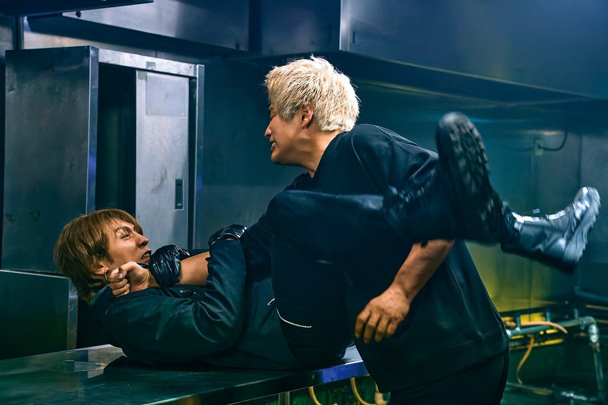 WEST.主演映画『裏社員。』ライバル同士が激突！　火花散らすアクションシーン映像＆場面写真解禁
