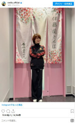 アディダスのジャージというスポーティな出で立ちの伊藤蘭　※「伊藤蘭」インスタグラム