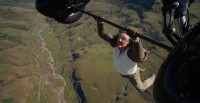 トム・クルーズの真骨頂！　『M：I』最新作「想像を絶する」プロペラ機アクションシーン＆メイキング映像解禁
