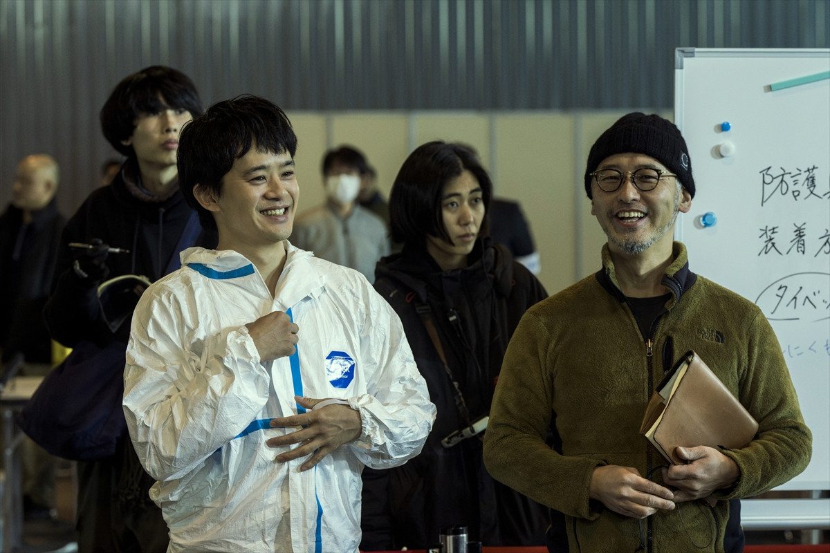 小栗旬×松坂桃李×池松壮亮×窪塚洋介の最強キャストがリアリティを追求　『フロントライン』メイキング写真解禁
