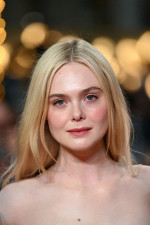エル・ファニング、可憐なドレス姿でカンヌに　今年最長のスタンディングオベーション受け涙