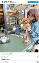 青いデニムが若々しい柏木由紀子　※「柏木由紀子」インスタグラム