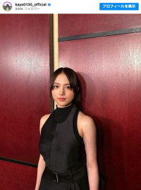 ブラックのノースリーブ姿が美しい　※「清原果耶」インスタグラム