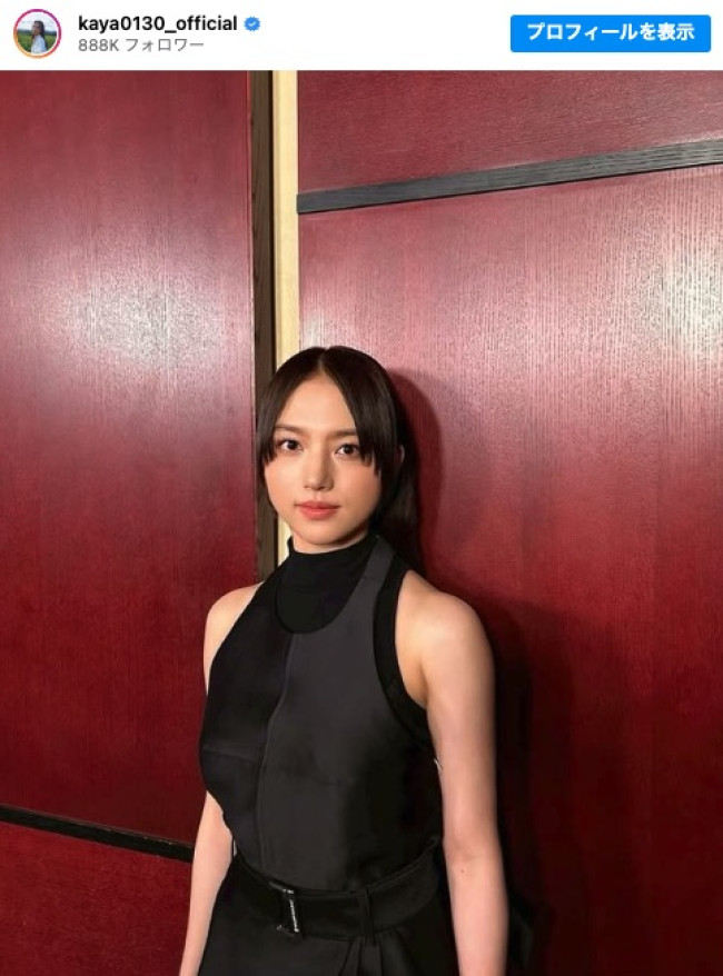 ブラックのノースリーブ姿が美しい　※「清原果耶」インスタグラム