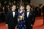 第78回カンヌ国際映画祭のレッドカーペットに登場した映画『見はらし世代』（左から）団塚唯我監督、木竜麻生、黒崎煌代