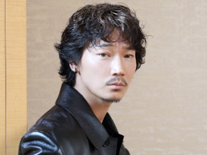 映画『シュアリー・サムデイ』岩崎秀人役の綾野剛