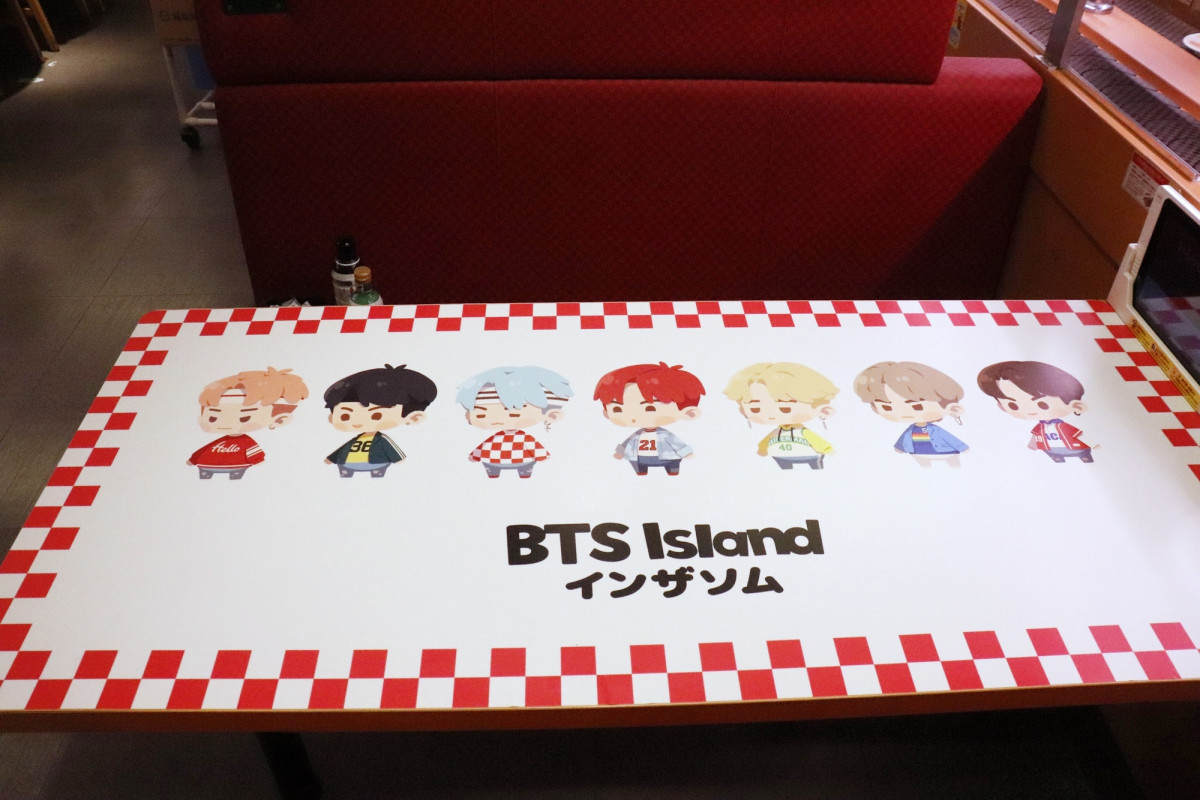 『BTS Island：インザソム』コラボ装飾された「スシロー」新宿三丁目店の様子＿20250627