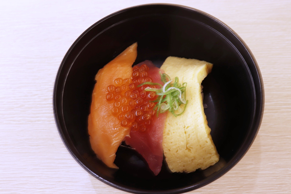 「湧きドコロごはんのお寿司茶漬け」（税込 480円）202506