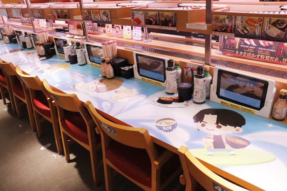 『BTS Island：インザソム』コラボ装飾された「スシロー」新宿三丁目店の様子＿20250627