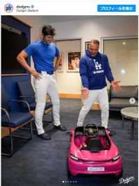 大谷翔平“パパ”にロバーツ監督からスペシャルプレゼント　※「ドジャース」インスタグラム