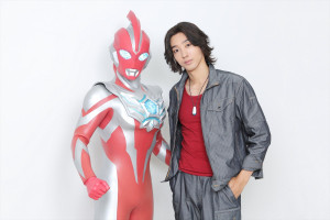 （左から）ウルトラマンオメガ、近藤頌利