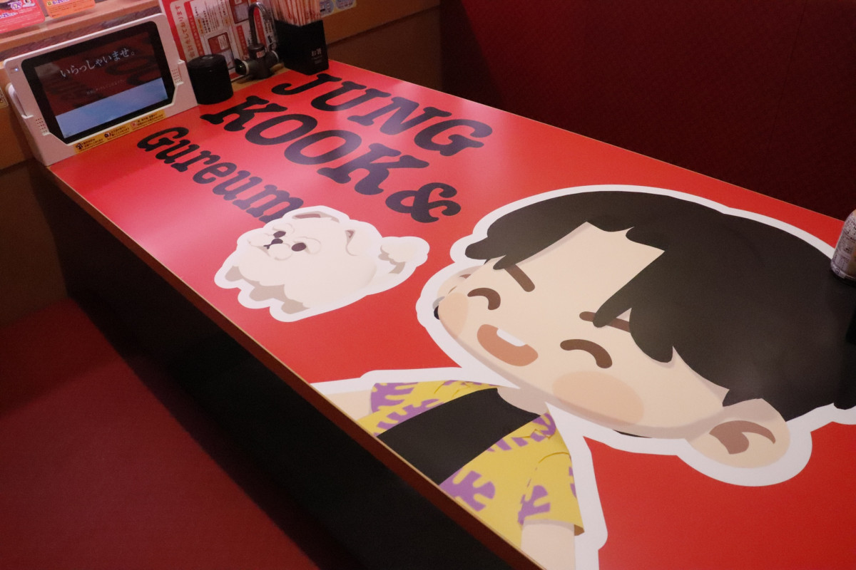 『BTS Island：インザソム』コラボ装飾された「スシロー」新宿三丁目店の様子＿20250627