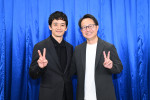 映画『フロントライン』池松壮亮とモデルになった“実際のヒーロー”の再会記念ショット
