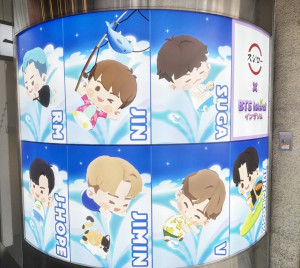 『BTS Island：インザソム』×「スシロー」のコスパが神！　ラーメン1杯500円台なのに「ミニアクスタ」が付いてくる!?