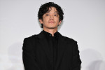 小栗旬、映画『フロントライン』初日舞台挨拶に登場