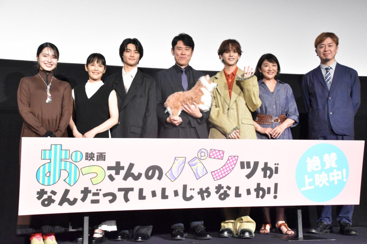 映画『おっさんのパンツがなんだっていいじゃないか!』公開記念舞台挨拶に登壇した(左から)大原梓、富田靖子、城桧吏、原田泰造、中島颯太、松下由樹、二宮崇