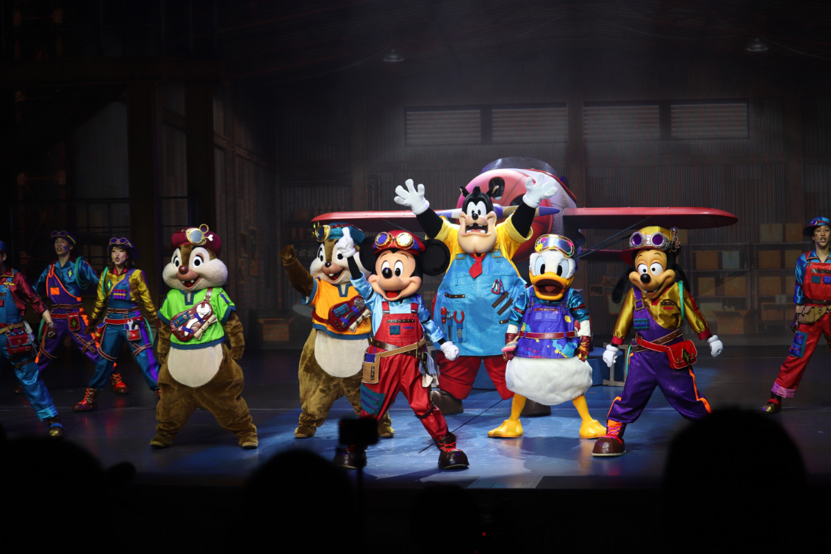 2re20250715_東京ディズニーシー「ハンガーステージ」の新エンターテイメントプログラム「ドリームス・テイク・フライト」の様子