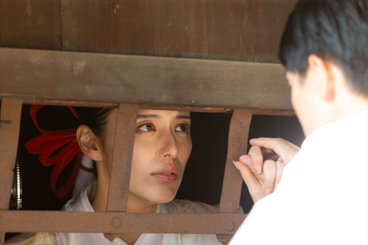 元宝塚スター・彩凪翔、“男役”から“巫女役”へ…初のホラーヒロインに挑戦　映画『男神』本編映像＆場面写真解禁