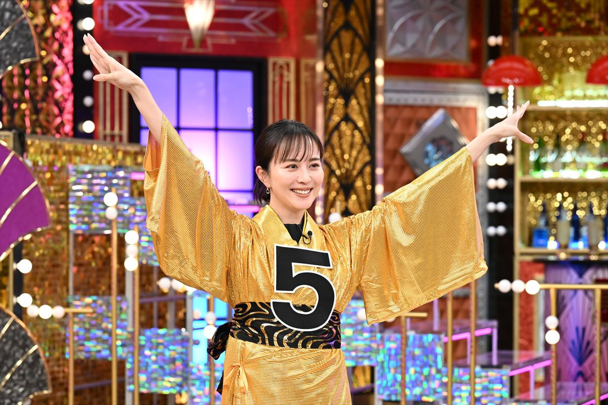 櫻井翔×比嘉愛未×SixTONESがマツケン衣装で踊り叫ぶ！　今夜『Golden SixTONES』日テレドラマキャスト集結