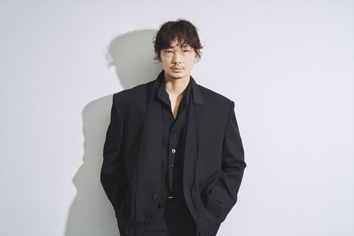 「見る人が変われば、全て変わってしまう」綾野剛、“真実の多面性”に挑んだ最新作で魅せた新境地