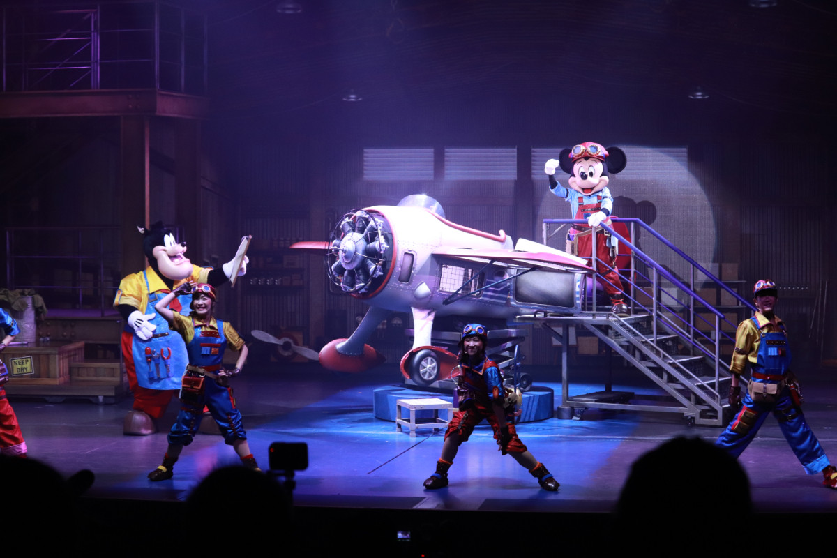 2re20250715_東京ディズニーシー「ハンガーステージ」の新エンターテイメントプログラム「ドリームス・テイク・フライト」の様子