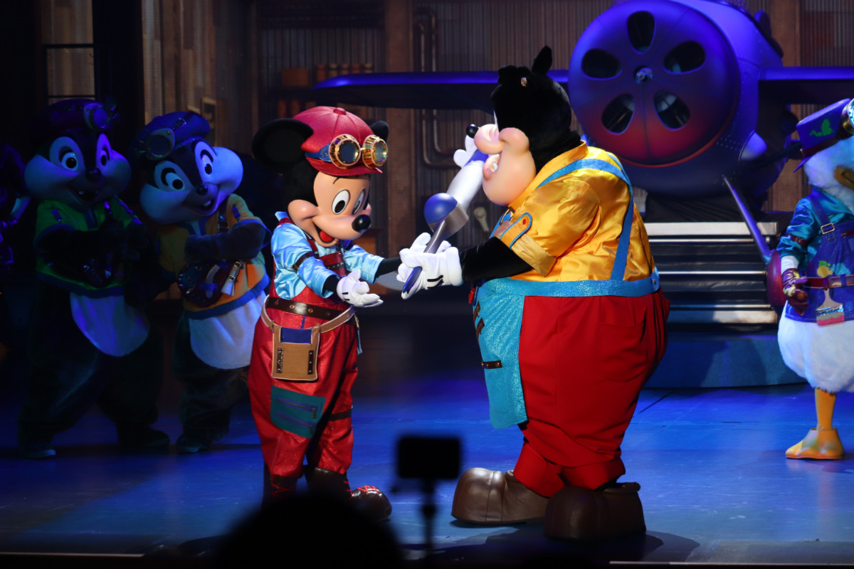 2re20250715_東京ディズニーシー「ハンガーステージ」の新エンターテイメントプログラム「ドリームス・テイク・フライト」の様子