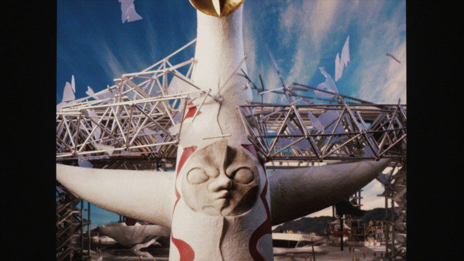 写真）昭和100年の世界で岡本太郎の芸術が大あばれ！ 『大長編