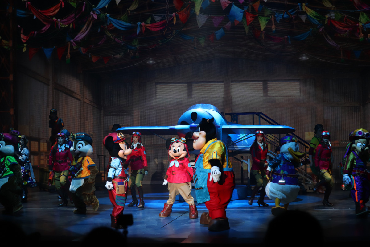 2re20250715_東京ディズニーシー「ハンガーステージ」の新エンターテイメントプログラム「ドリームス・テイク・フライト」の様子