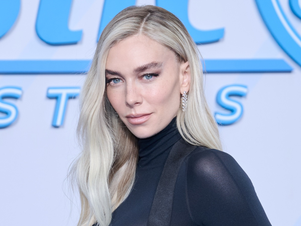 第1子妊娠ヴァネッサ・カービー、お腹チラ見せ大胆ドレスでレッドカーペットに!