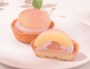 ローソンに“桃スイーツ”が集結！　果肉を1／2個のせた贅沢タルトなど全5品