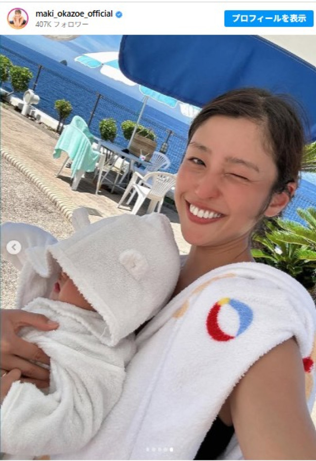 スレンダーな水着姿で愛娘とプール遊び ※「岡副麻希」インスタグラム