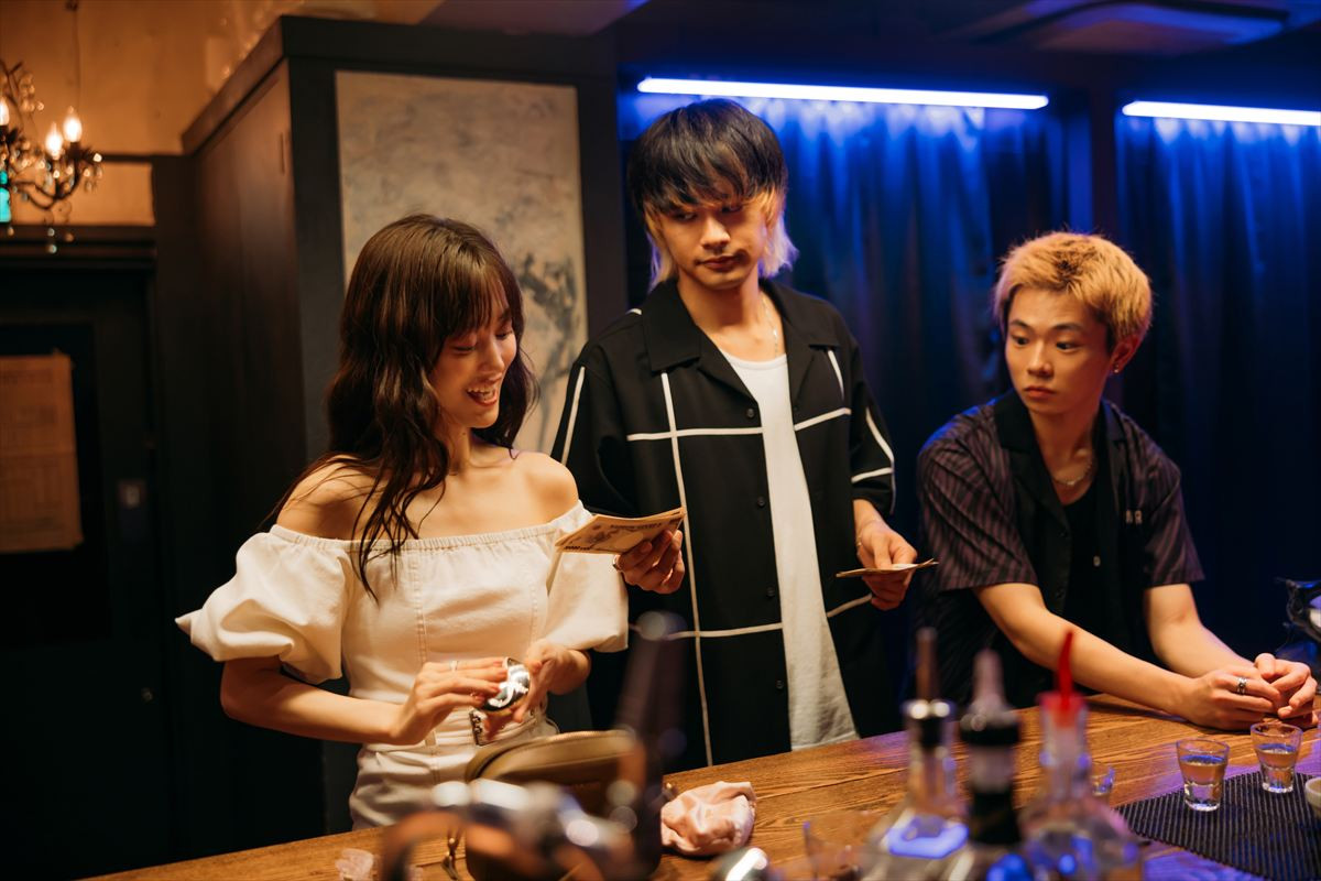 北村匠海が綾野剛にナイフを突きつける！　『愚か者の身分』場面写真10点解禁