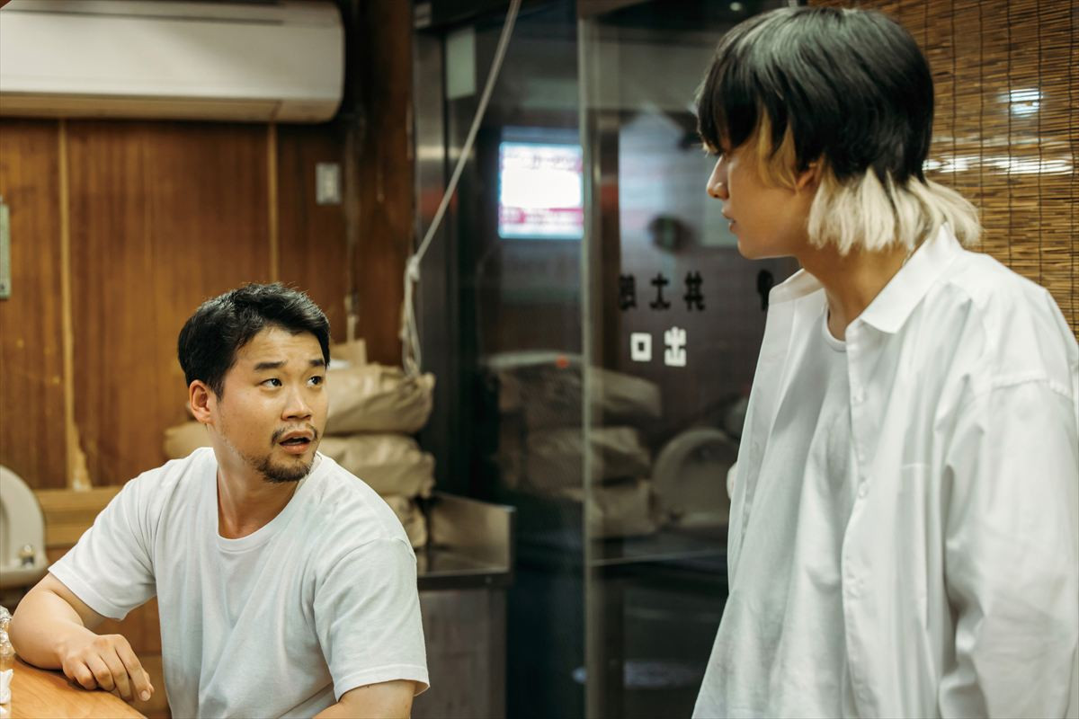北村匠海が綾野剛にナイフを突きつける！　『愚か者の身分』場面写真10点解禁