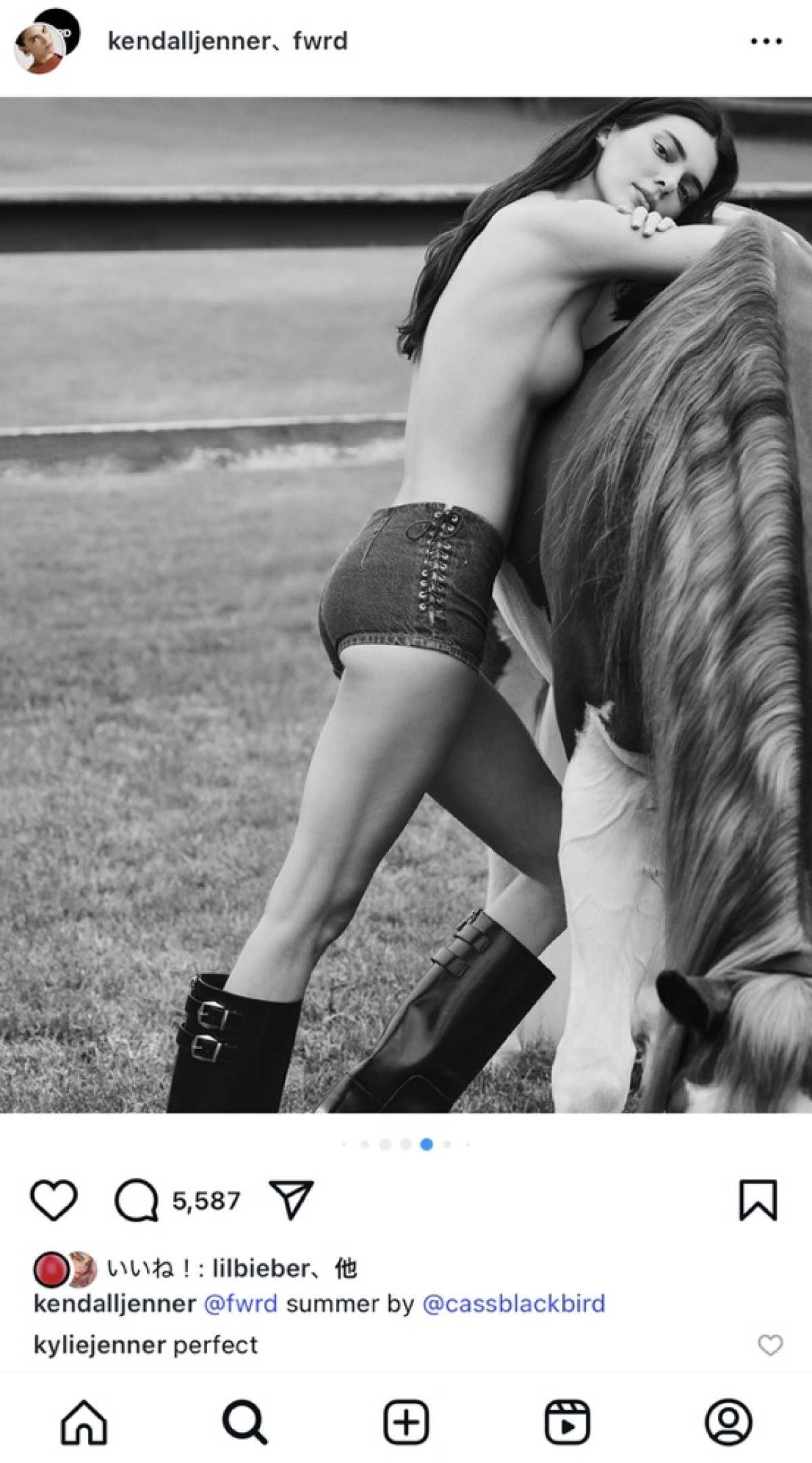ケンダル・ジェンナー、トップレスで馬とポーズをとる大胆な新写真を公開