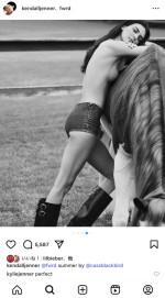 ケンダル・ジェンナー、トップレスで馬とポーズをとる大胆な新写真を公開※「Kendall Jenner」インスタグラム