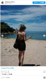 常夏が似合う“いいオンナ”！　後ろ姿にびっくり！　※「新山千春」インスタグラム