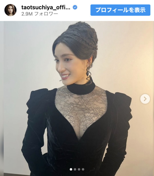 土屋太鳳、舞台のオフショットからドレス姿を披露 ※「土屋太鳳」インスタグラム