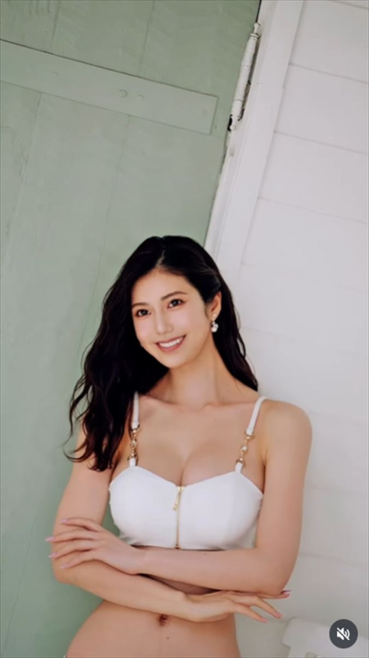 “令和の峰不二子”阿部なつき25歳、赤の“水着”で抜群プロポーション全開「ナイス」