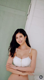 阿部なつき、水着姿　※「阿部なつき」インスタグラム