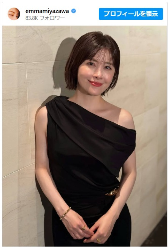 宮澤エマ、黒ドレス姿が美しすぎる ※「宮澤エマ」インスタグラム