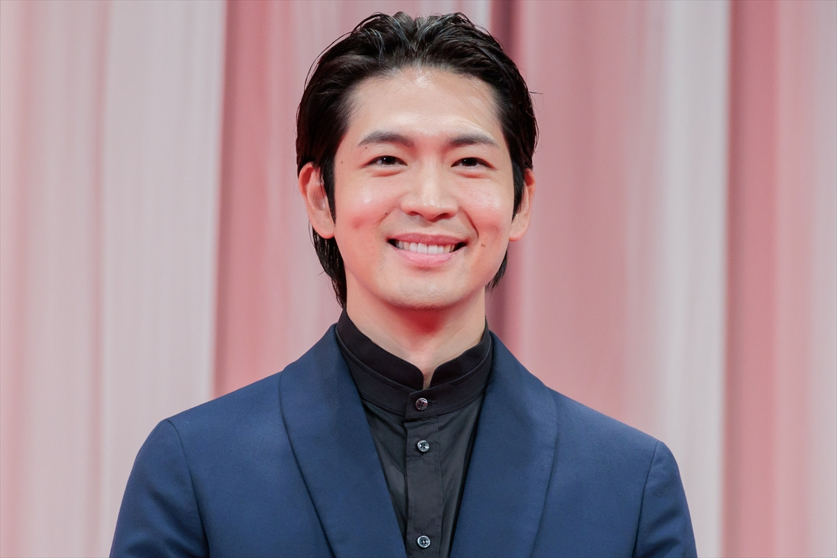 松下洸平、映画『遠い山なみの光』完成披露舞台挨拶に登場
