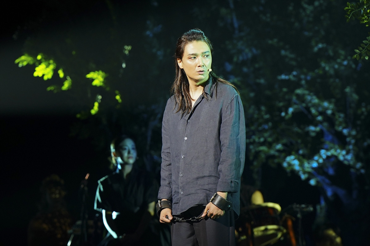 堂本光一、激しい動きで衣装が…「コンサートが終わる頃にはビリビリに」