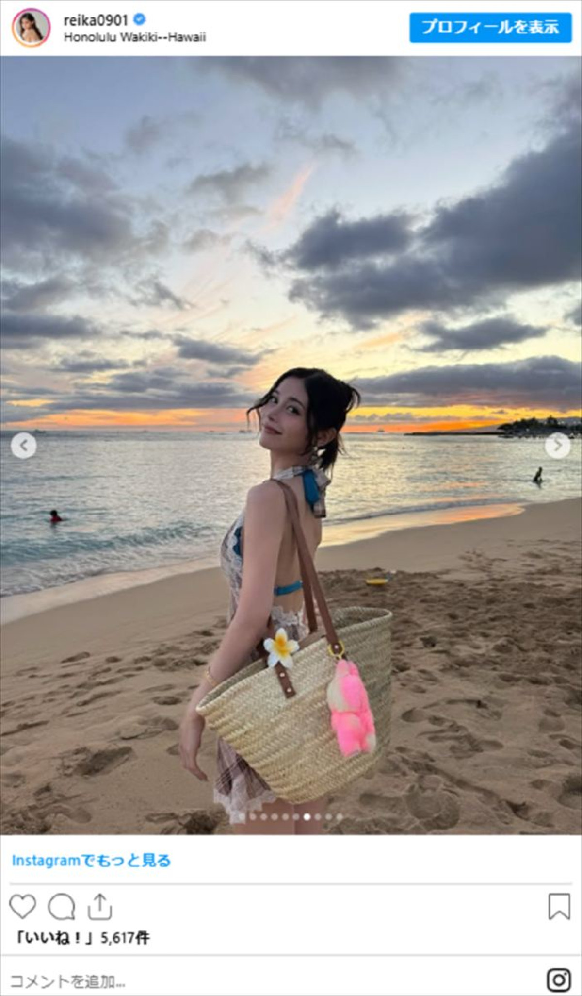 170cm“超絶美女モデル”26歳、ブルーの水着で魅せる「抜群スタイル」　ハワイのビーチへ