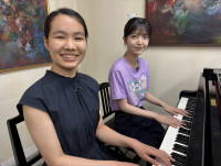 『24時間テレビ48‐愛は地球を救う‐』にてピアノの連弾を行う乃木坂46・久保史緒里と14歳の百里さん