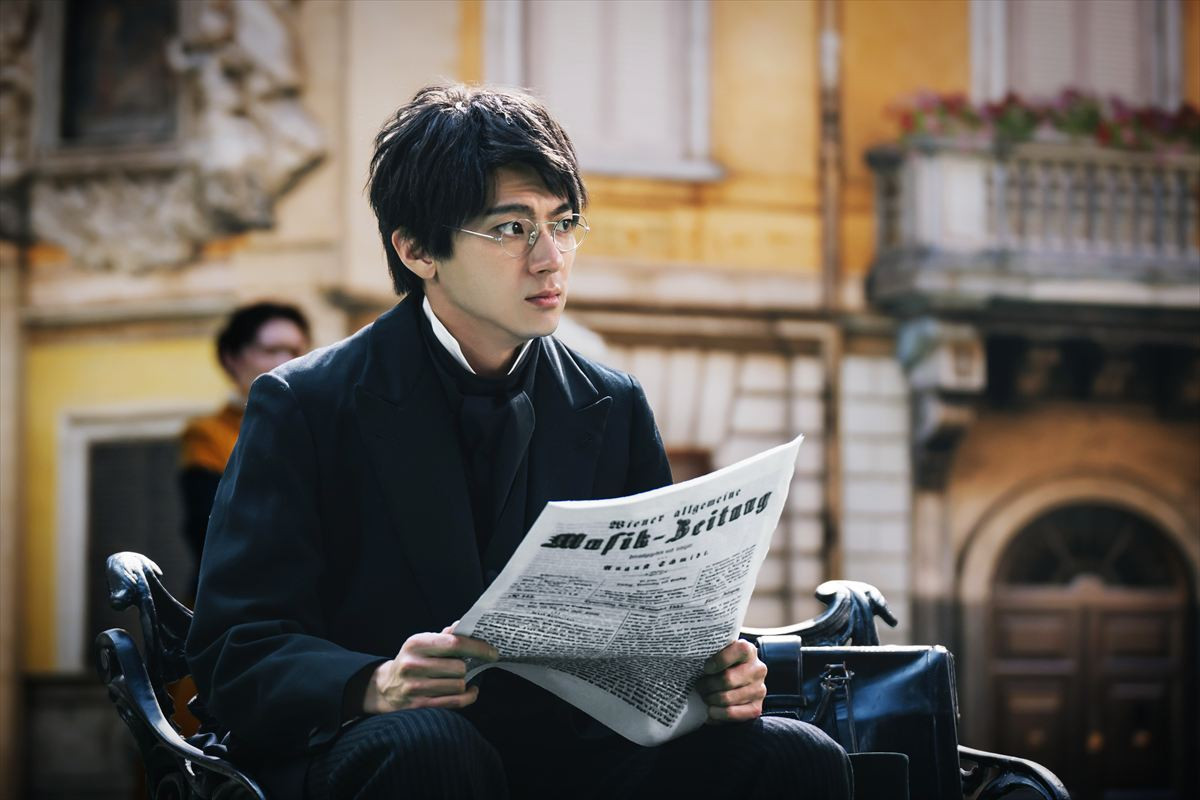 『ベートーヴェン捏造』山田裕貴、古田新太らが19世紀の西洋人に！　こだわり衣装＆ヘアメイクに注目の場面写真解禁